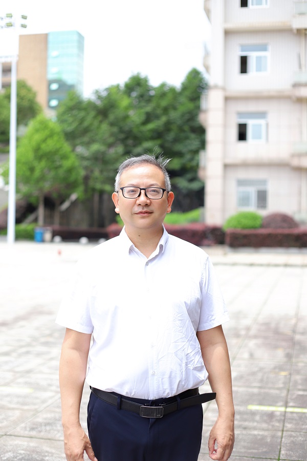 副教授：黄波