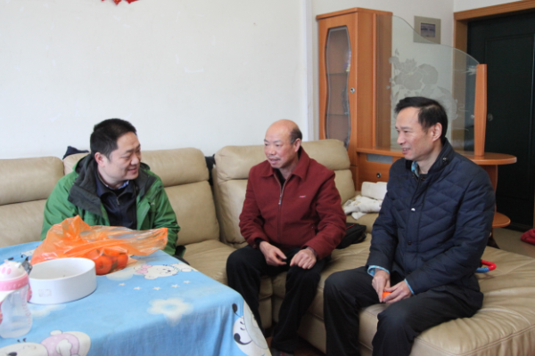 肖湘愚、晏金平走访慰问世界杯官网退休的原党委书记彭子美.png