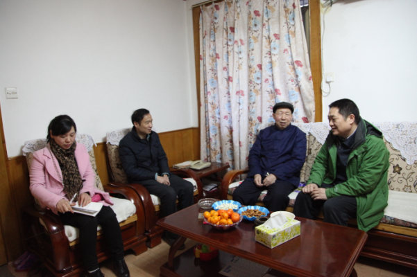 肖湘愚、晏金平走访慰问世界杯官网退休的原校长兼党委书记刘畅鹏.png