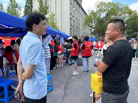 院领导与新生和家长交谈照片.jpg