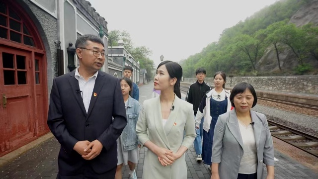 詹天佑纪念馆副馆长孙志伟讲解京张铁路历史照片.jpg