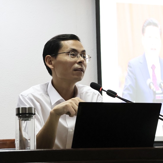 王春亮老师作专题报告照片.jpg